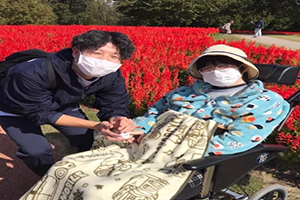 ご家族との外出目標を掲げておられるご利用者様(作業療法士が訪問中)。とっとり花回廊にて